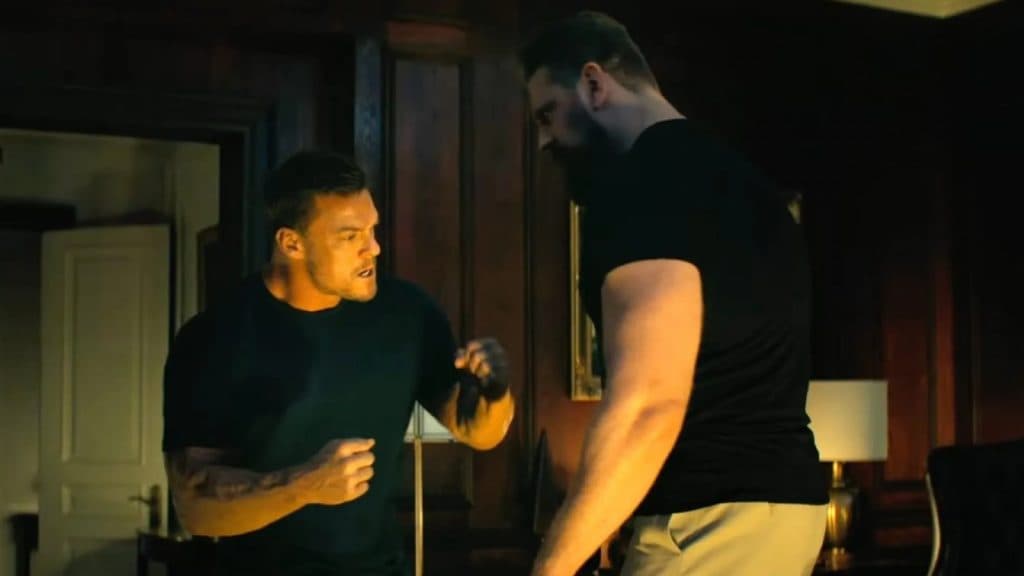 Reacher dá um soco Paulie na terceira temporada.