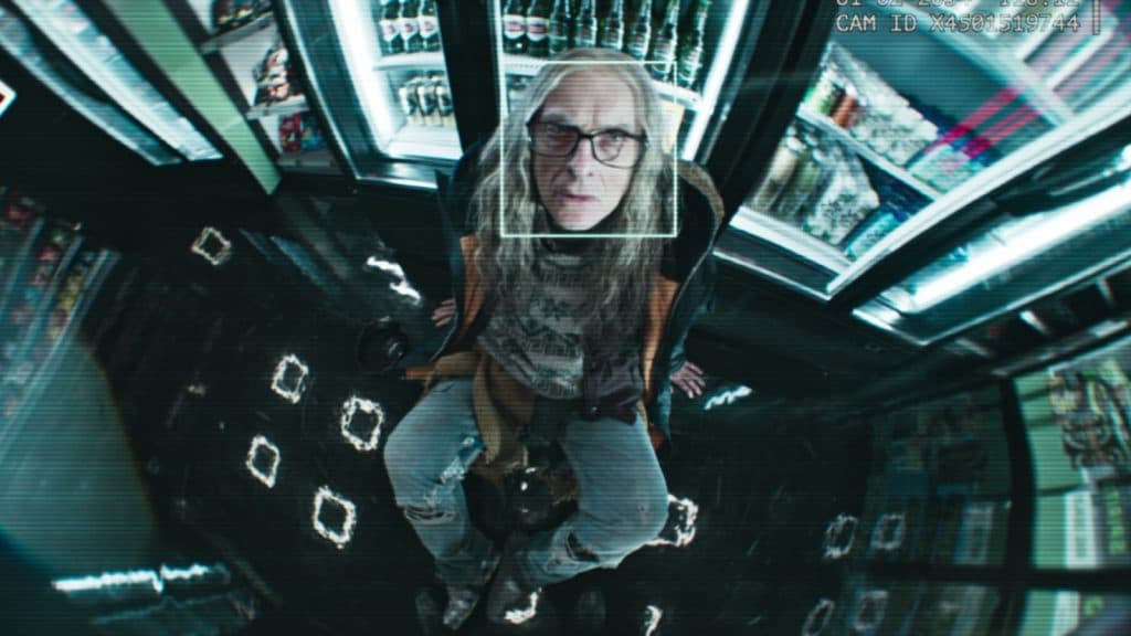Peter Capaldi sendo preso em Black Mirror Episódio Plaything,