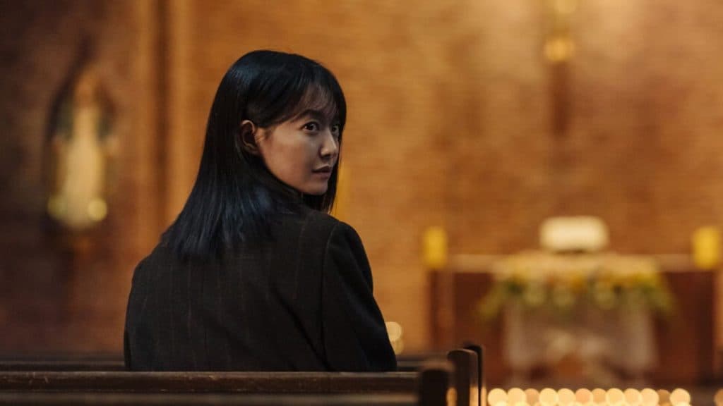 Personagem de Karma sentado em uma igreja.