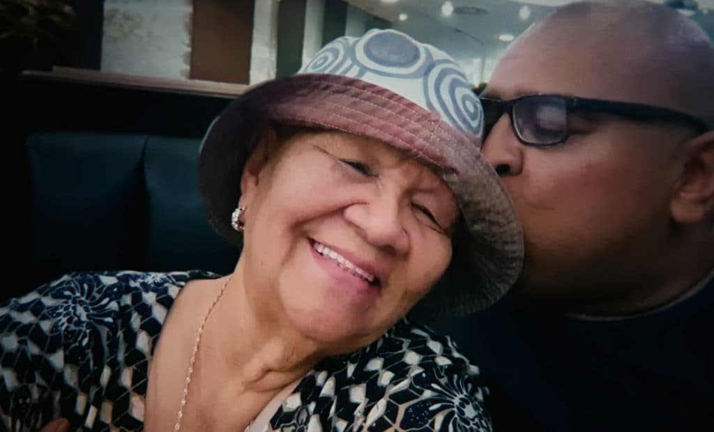 Graham Hornigold e sua mãe Dionne sorriem para a câmera