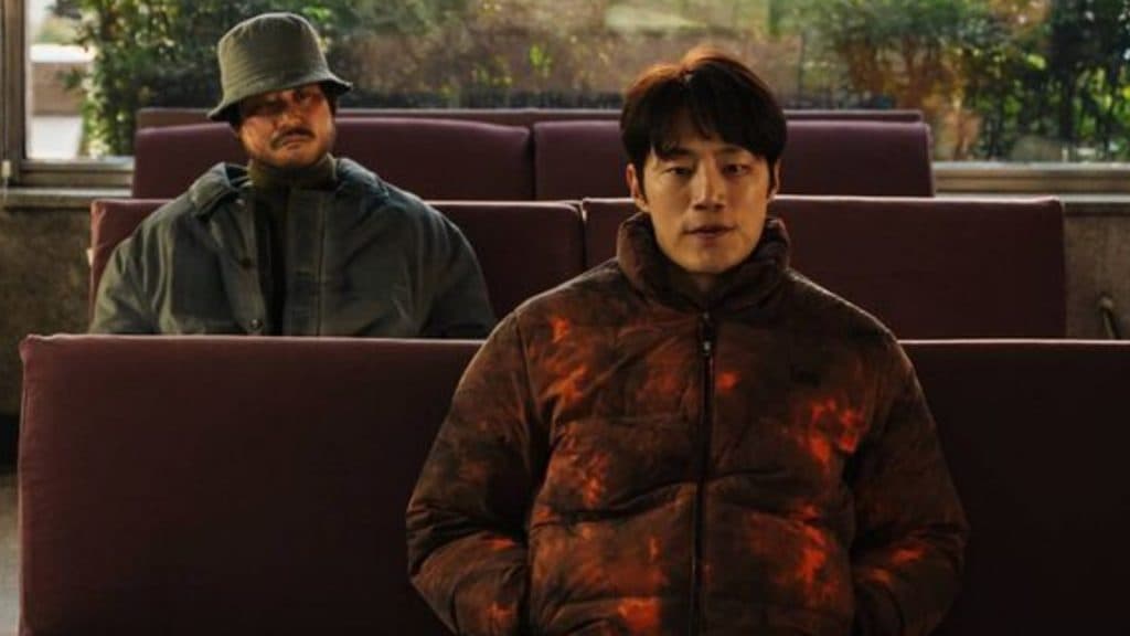 O protagonista do episódio 1 do Karma esperando em uma recepção hospitalar.