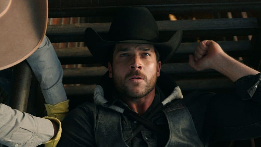 Yancy fica em uma cerca no Ransom Canyon