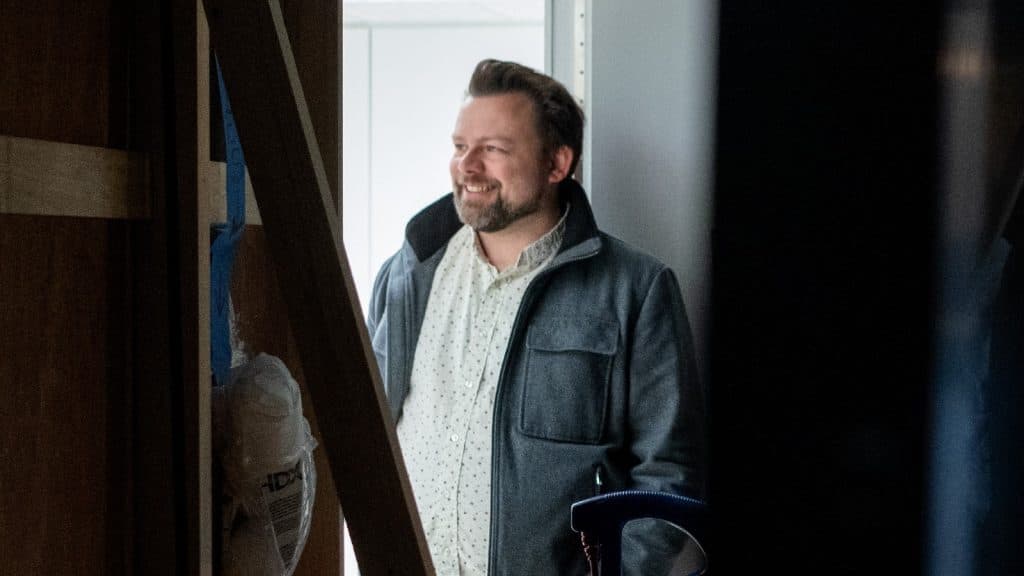Dan Erickson no set de indenização
