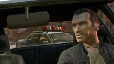 Niko Belic in GTA 4 looking at cop cars driving behind
