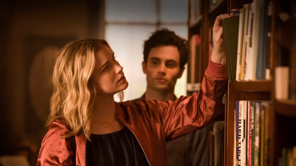 Elizabeth Lail como Beck e Penn Badgley como Joe Goldberg na sua temporada 5