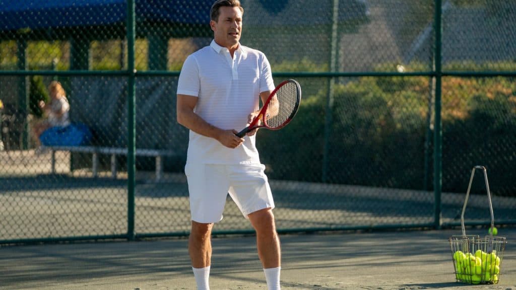 John Hamm jogando tênis em seus amigos e vizinhos.