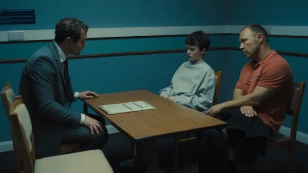Jamie e Eddie Miller sentam -se com advogado em uma sala de interrogatório policial na adolescência