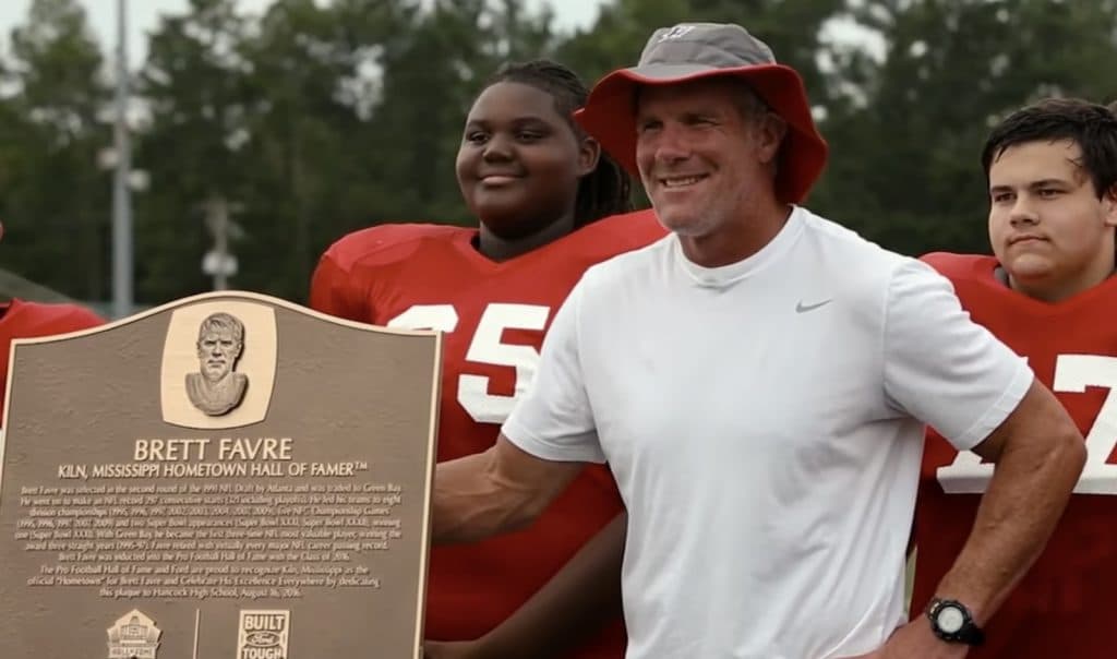Brett Favre recebeu um prêmio no Mississippi