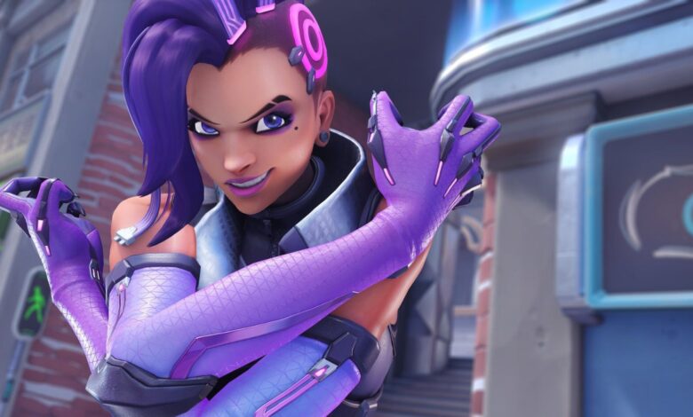 Freja aiming crossbow in Overwatch 2