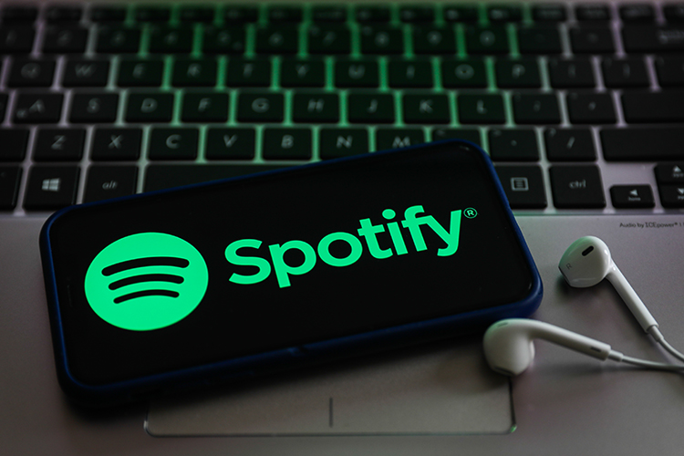 Spotify paga por conteúdo antivacina e ações despencam 25% | VEJA