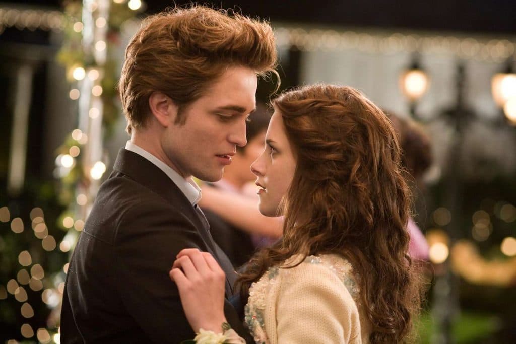 Robert Pattinson como Edward Cullen e Kristen Stewart como Bella Swan Dancing em Twilight